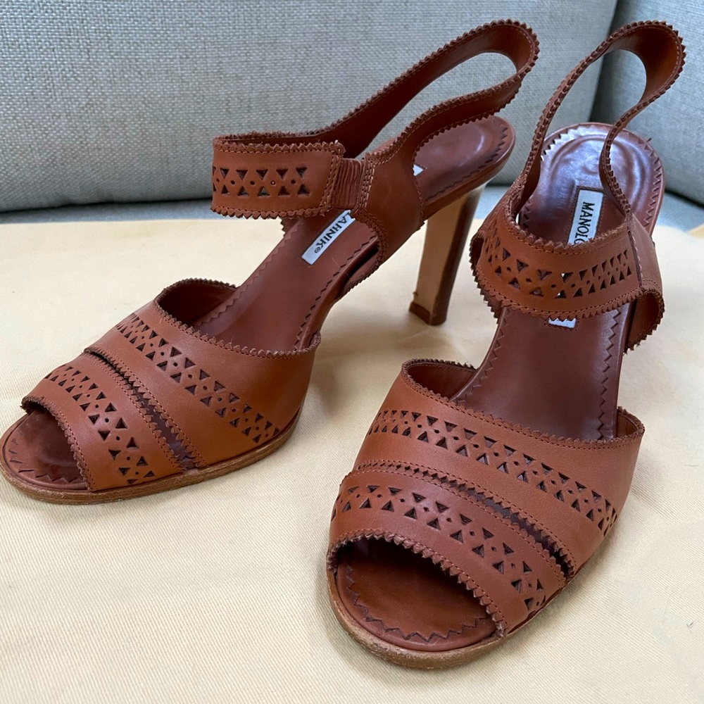 MANOLO BLAHNIK wood heeled Sandal, size 39. Very good condition. Chestnut color.